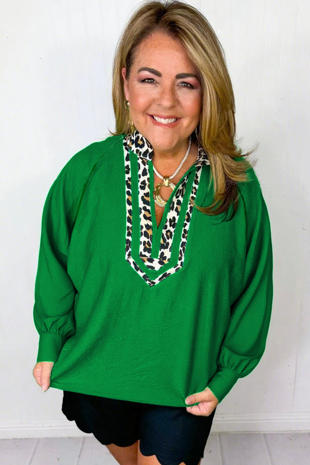 Green Plus Size Contrast Leopard Trim Split Neck Puff Sleeve Blouse
