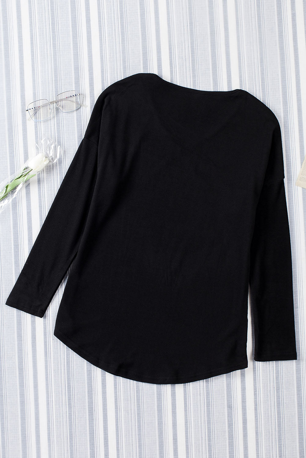 Elegant Black V-Neck Knit Top with Long Sleeves