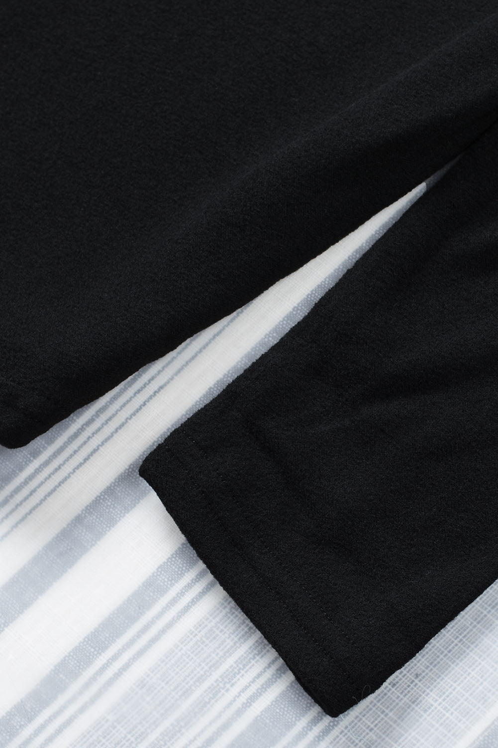 Elegant Black V-Neck Knit Top with Long Sleeves