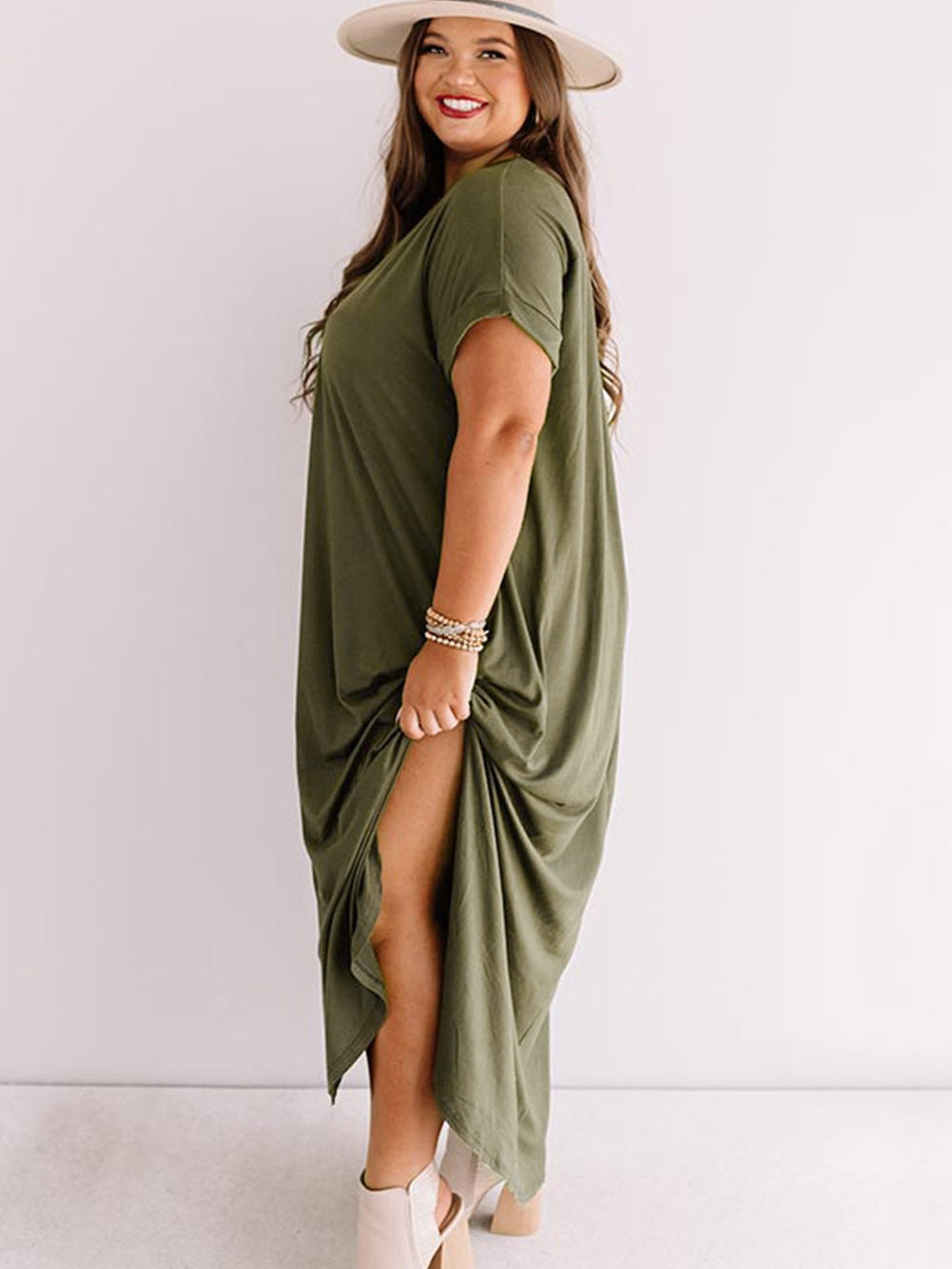 Emerald V-Neck Maxi Dress with Rolled Cuffs for Curvy Women