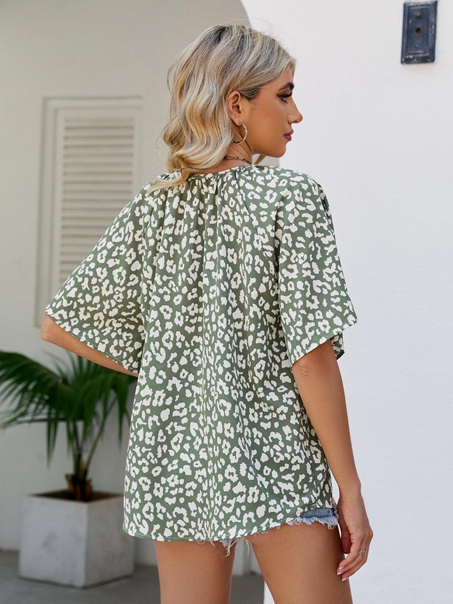 T-Shirts - Leopard Print Short Sleeve Relaxed V-Neck T-Shirt - MsDressly