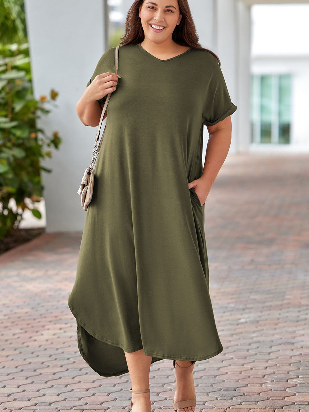 Emerald V-Neck Maxi Dress with Rolled Cuffs for Curvy Women