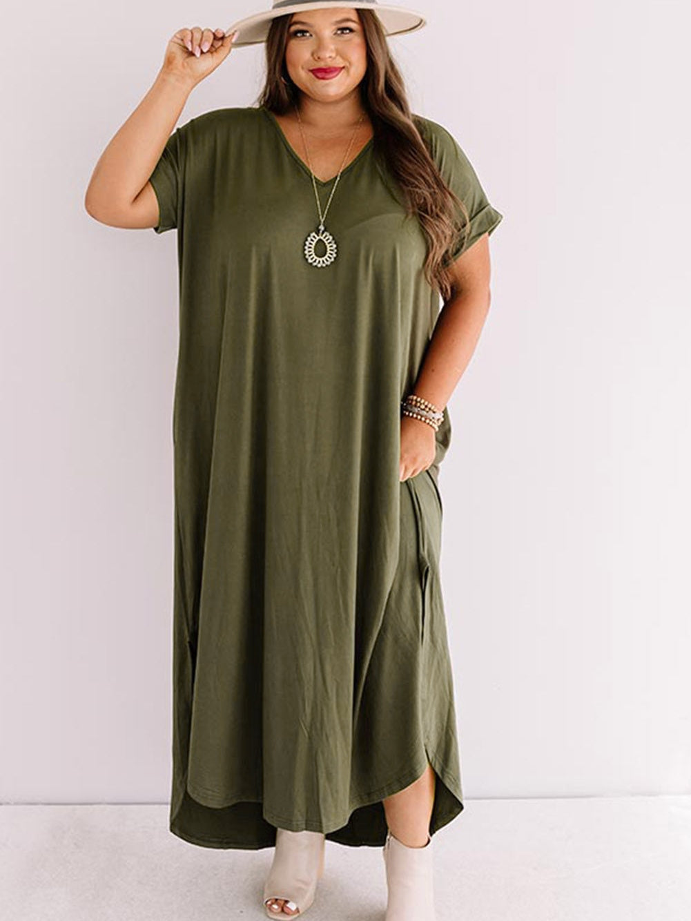 Emerald V-Neck Maxi Dress with Rolled Cuffs for Curvy Women