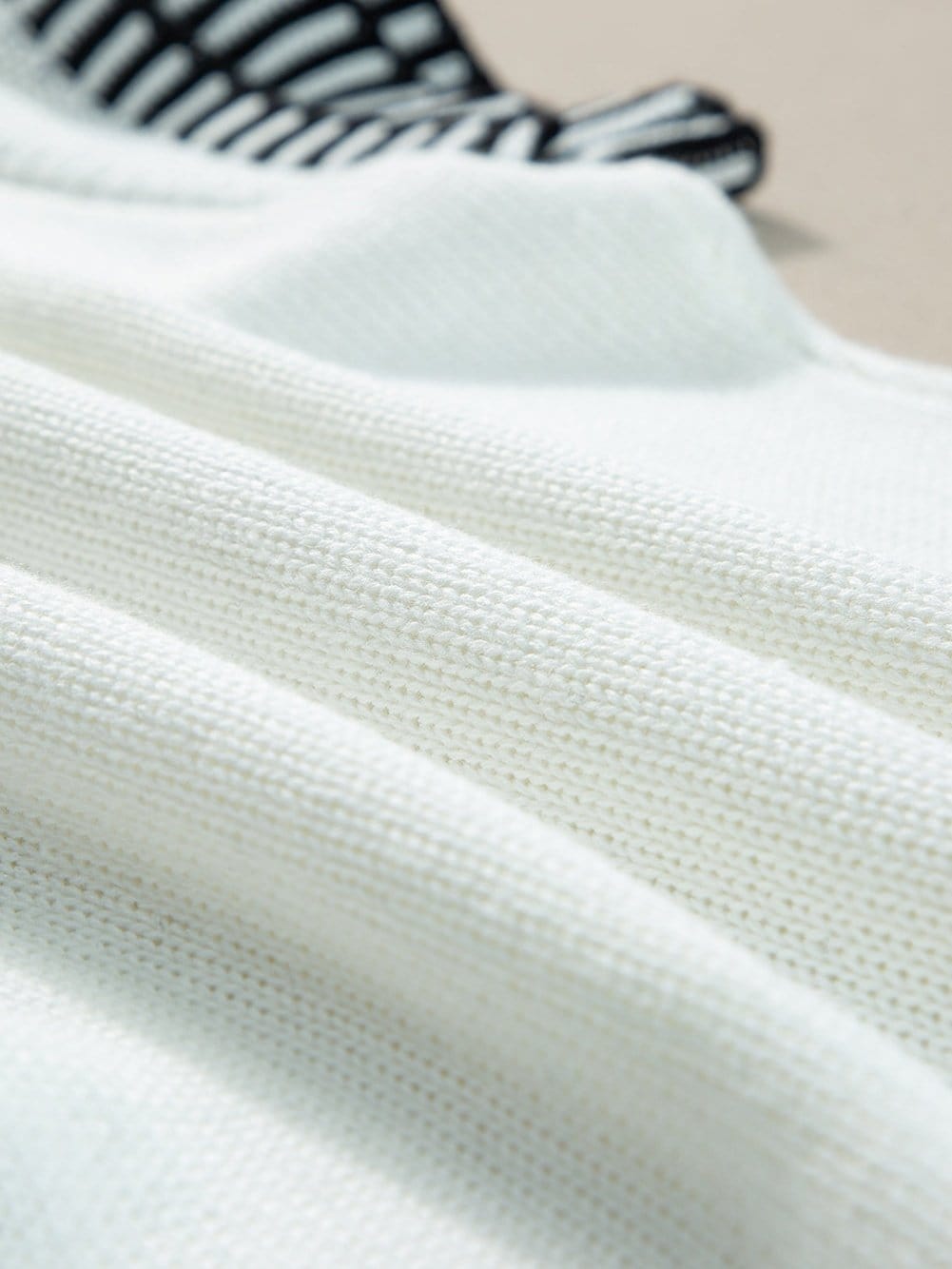 Chic White Batwing Sleeve Knit Top with Contrast Trim