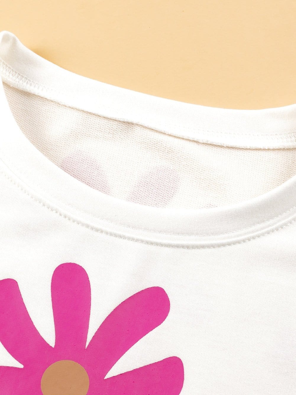 Chic White Daisy Printed Floral Tee