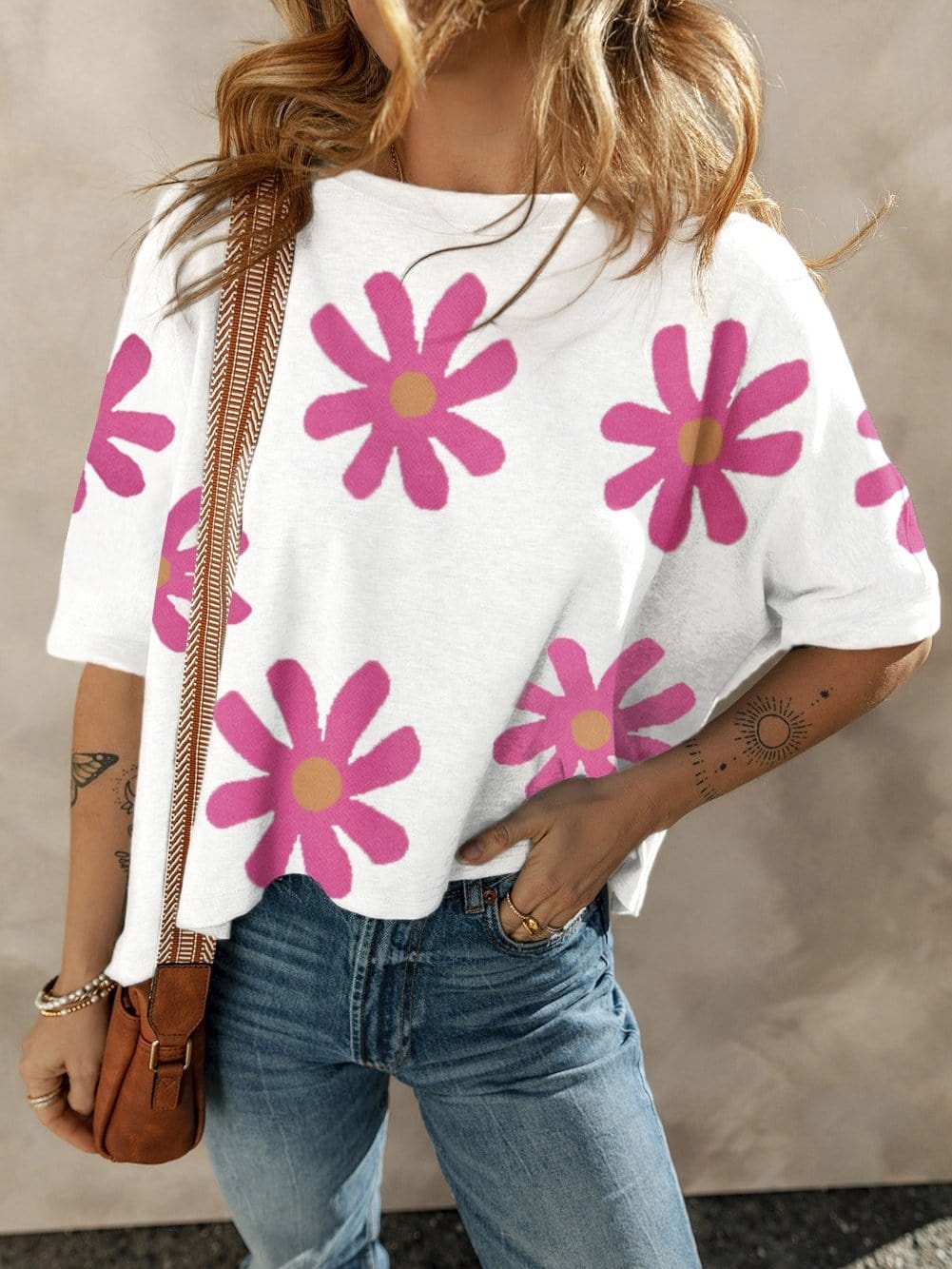 Chic White Daisy Printed Floral Tee