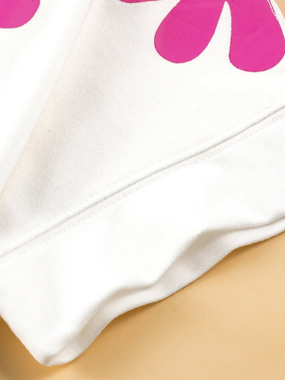 Chic White Daisy Printed Floral Tee