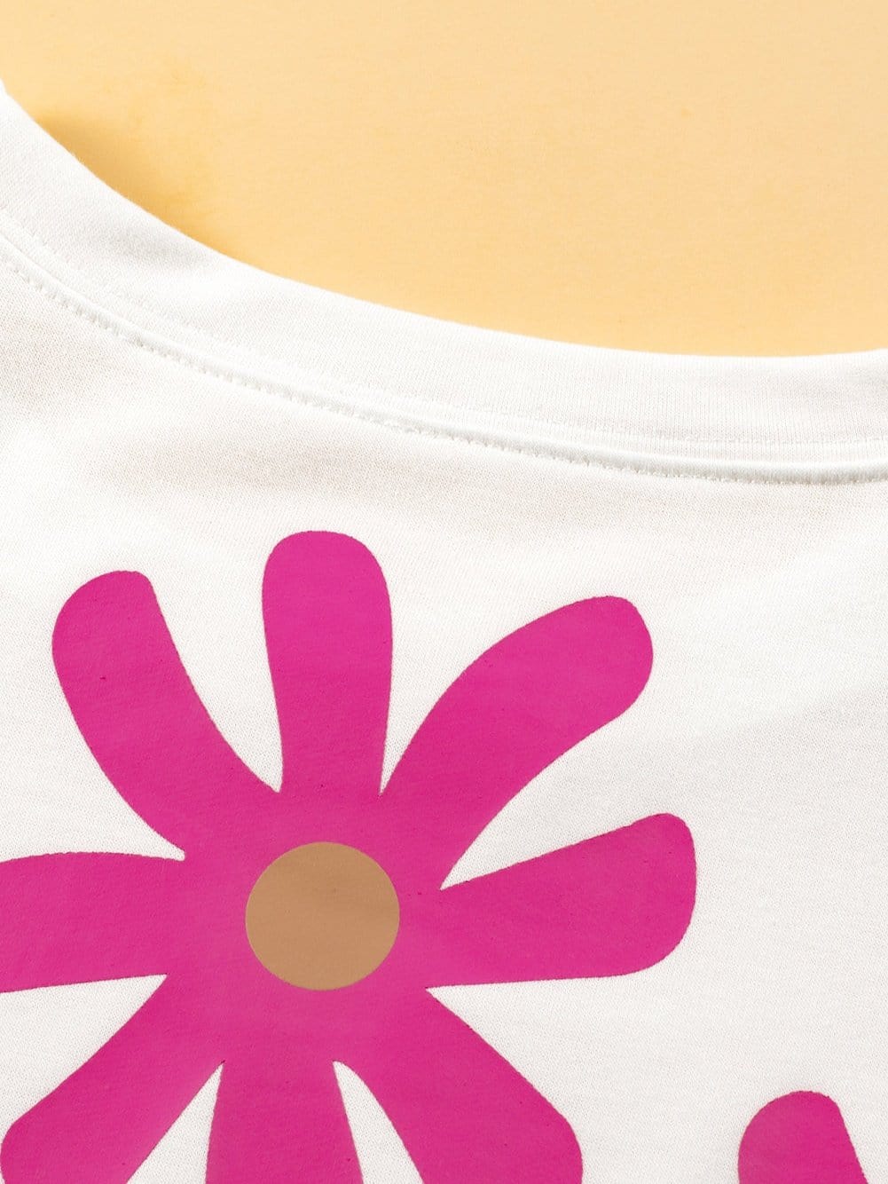 Chic White Daisy Printed Floral Tee