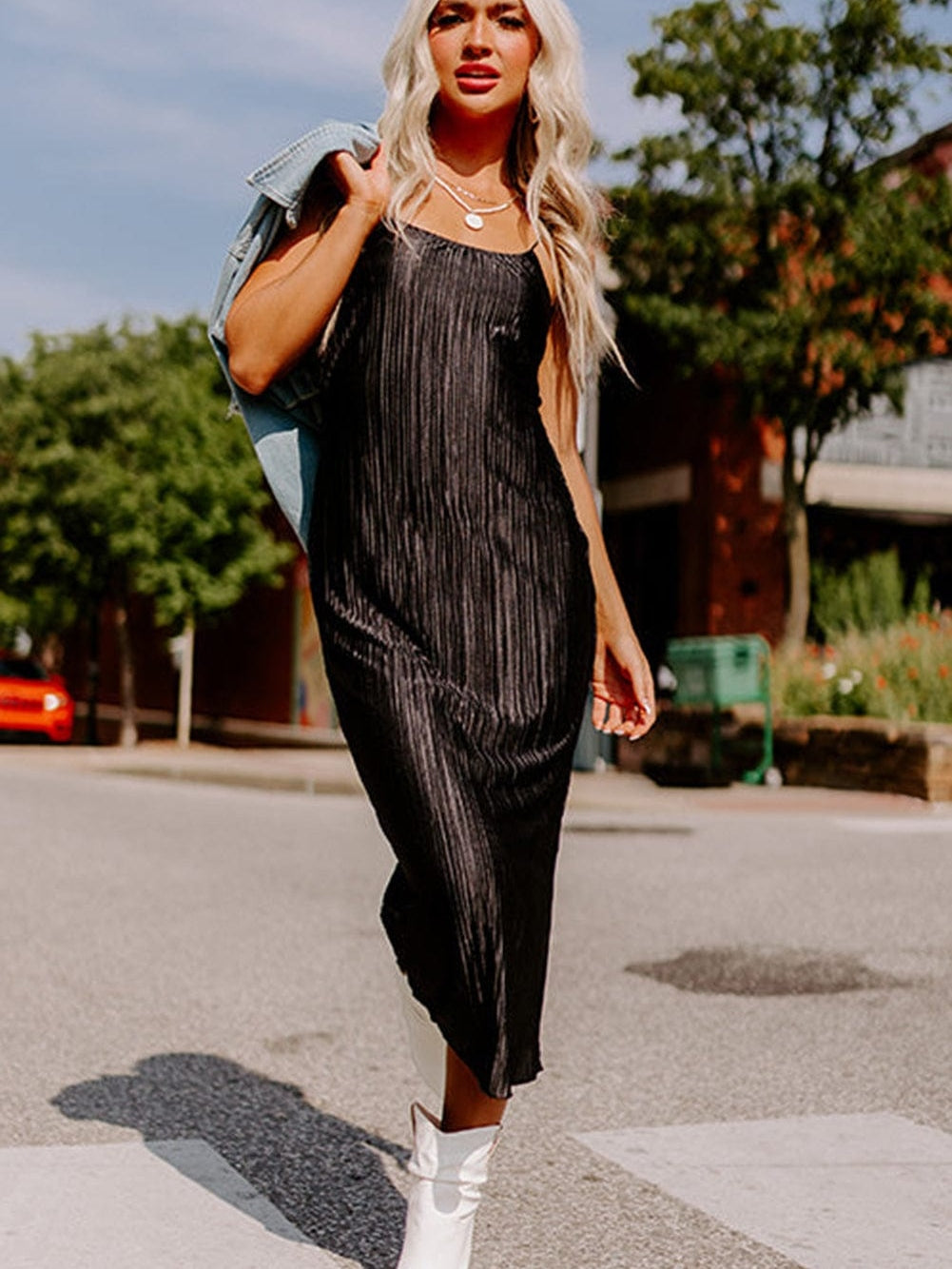 Elegant Black Backless Pleated Midi Dress with Spaghetti Straps