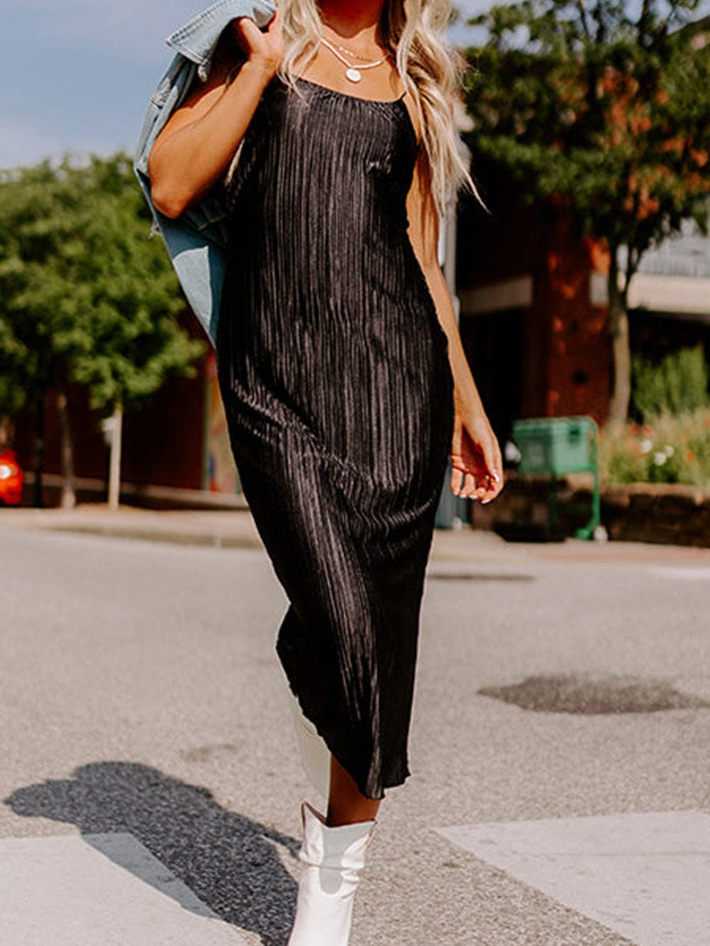 Elegant Black Backless Pleated Midi Dress with Spaghetti Straps