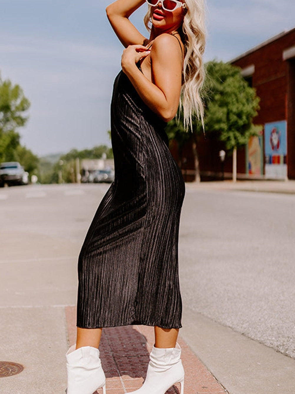 Elegant Black Backless Pleated Midi Dress with Spaghetti Straps