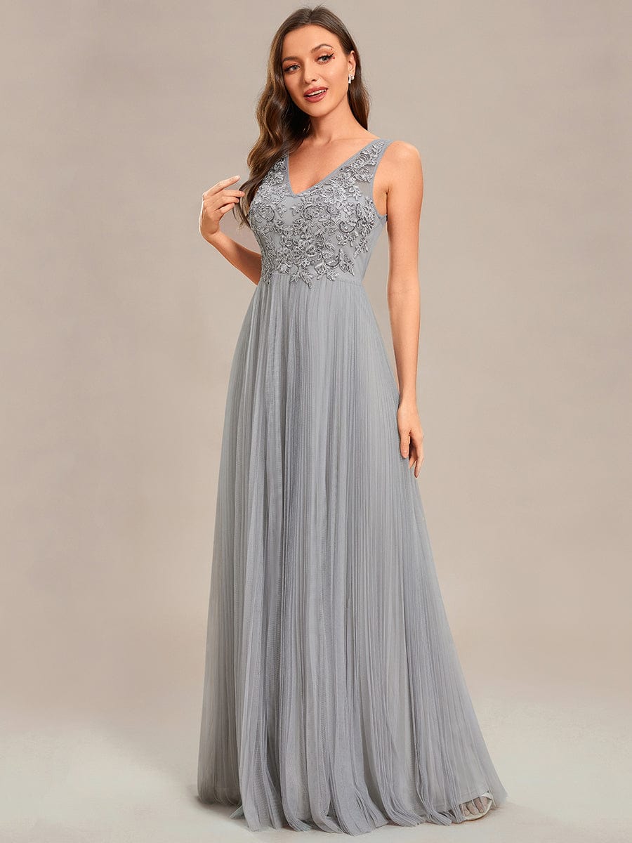 Elegant V-Neck Sleeveless Wholesale Evening Gown with Applique Detail
