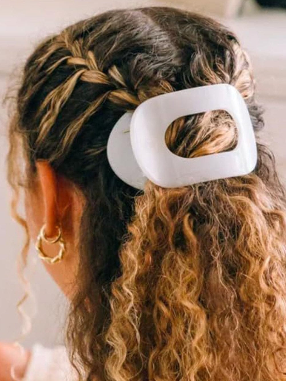 Elegant White Oval Hair Clip with Minimalist Design