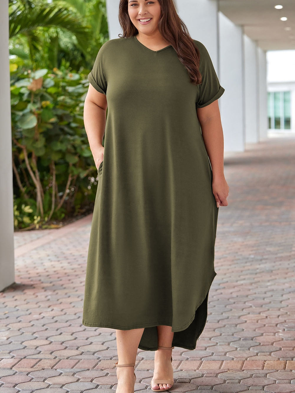 Emerald V-Neck Maxi Dress with Rolled Cuffs for Curvy Women