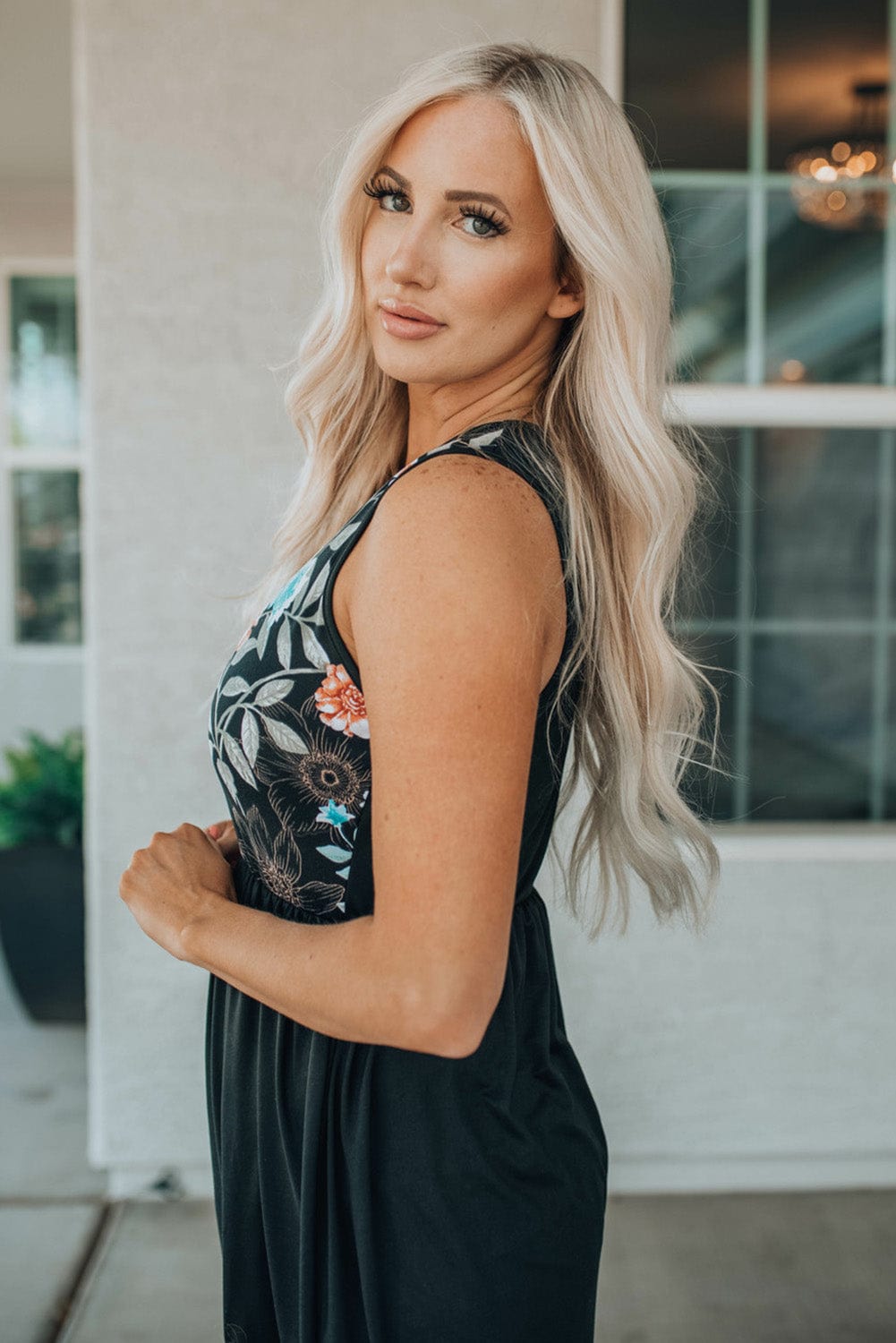 Floral Print Sleeveless Midi Dress in Black