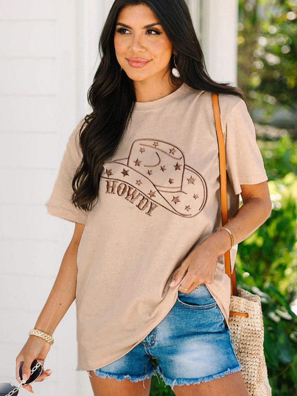 HOWDY Cowboy Hat Graphic Tee in Khaki Shade
