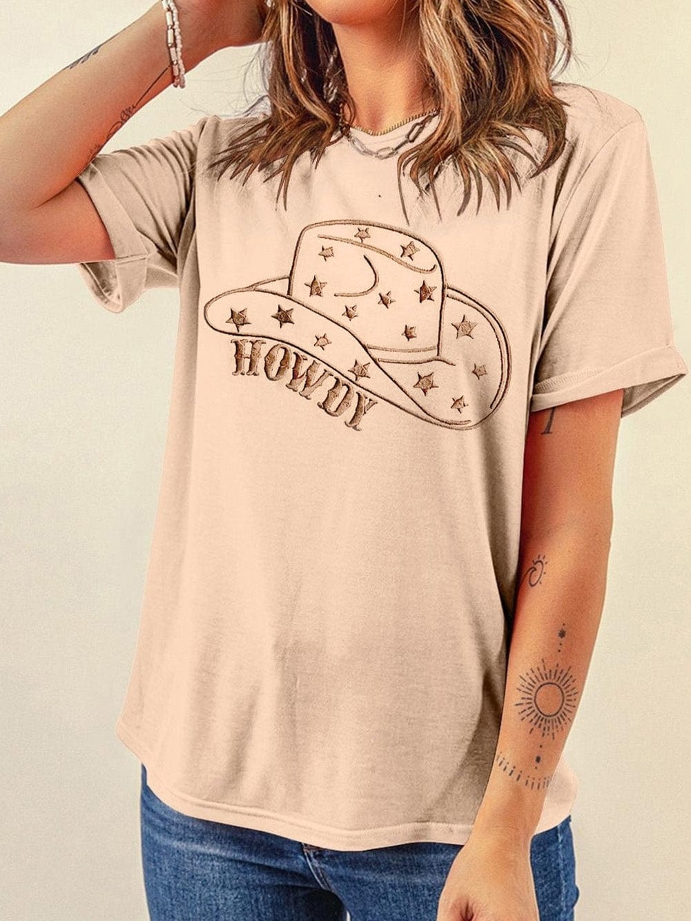 HOWDY Cowboy Hat Graphic Tee in Khaki Shade