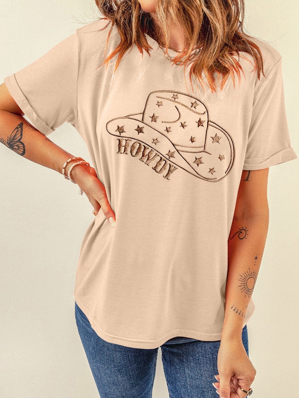 HOWDY Cowboy Hat Graphic Tee in Khaki Shade
