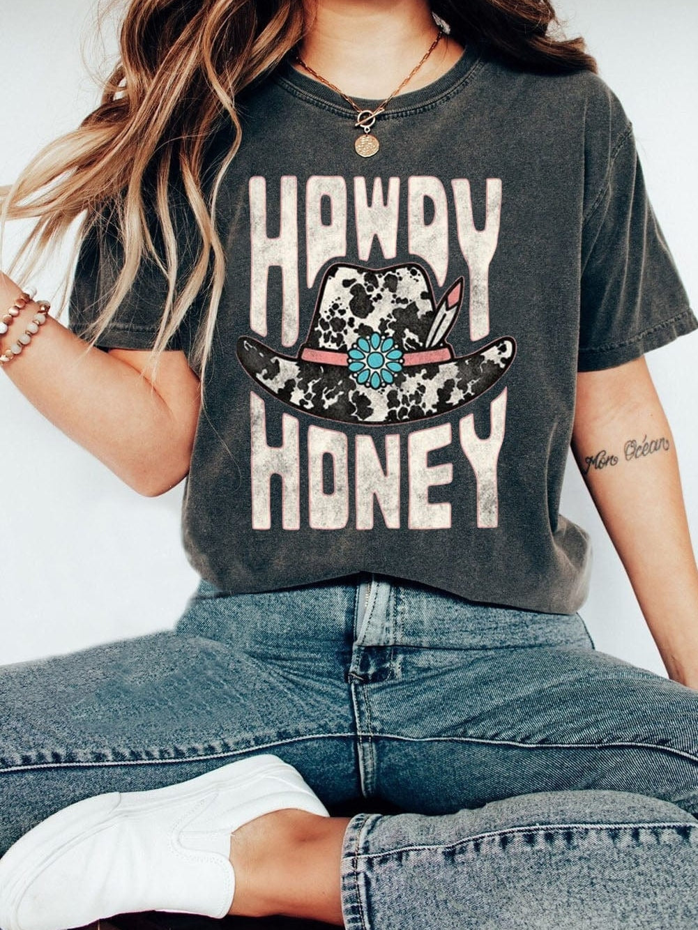 HOWDY HONEY Black Cowboy Hat Graphic T-Shirt