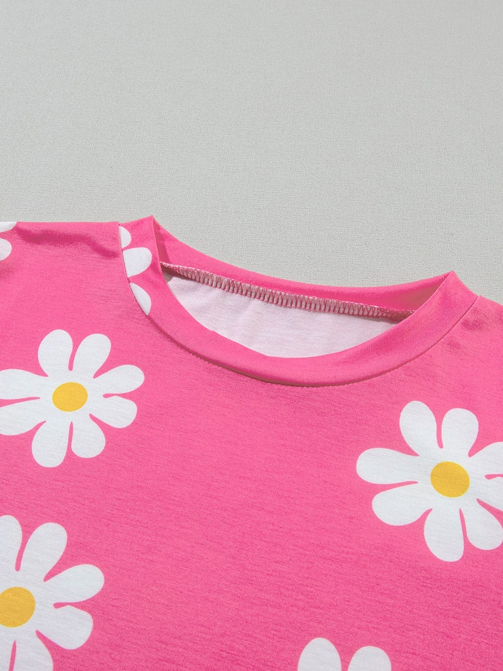 Pink Daisy Crewneck Tee for Summer Chic
