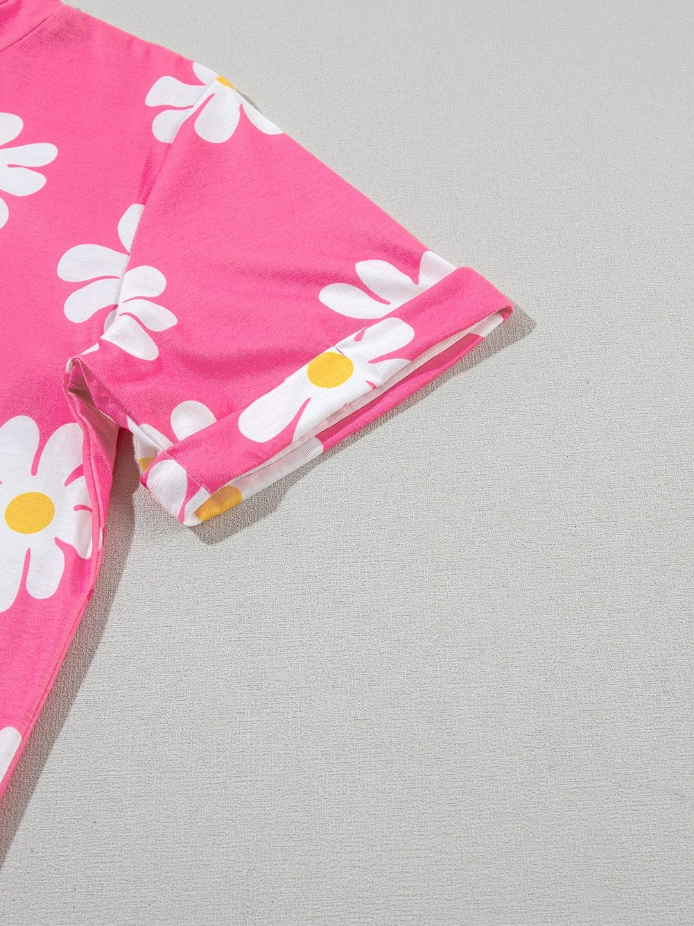 Pink Daisy Crewneck Tee for Summer Chic