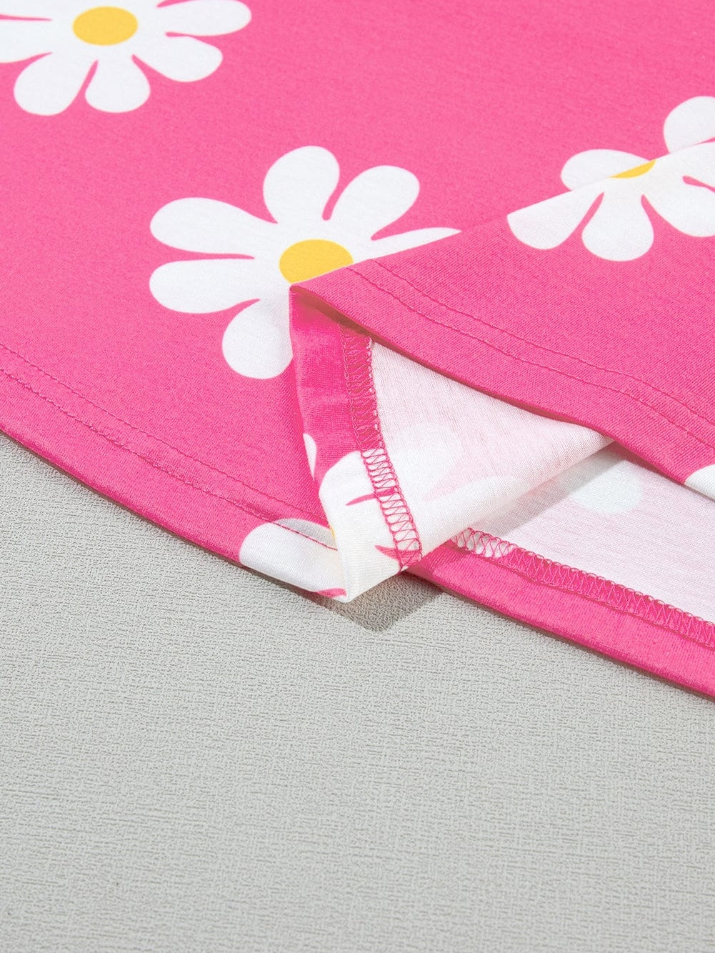 Pink Daisy Crewneck Tee for Summer Chic