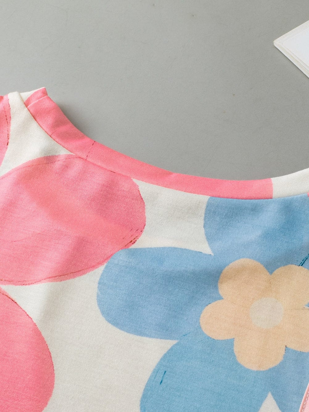 Pink Vintage Floral Sleeveless Top with Round Neck