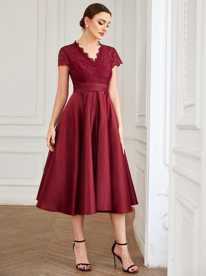 Stylish Knee-Length Women's Cocktail Dress with Short Sleeves