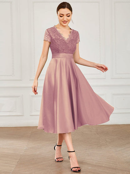 Stylish Knee-Length Women's Cocktail Dress with Short Sleeves