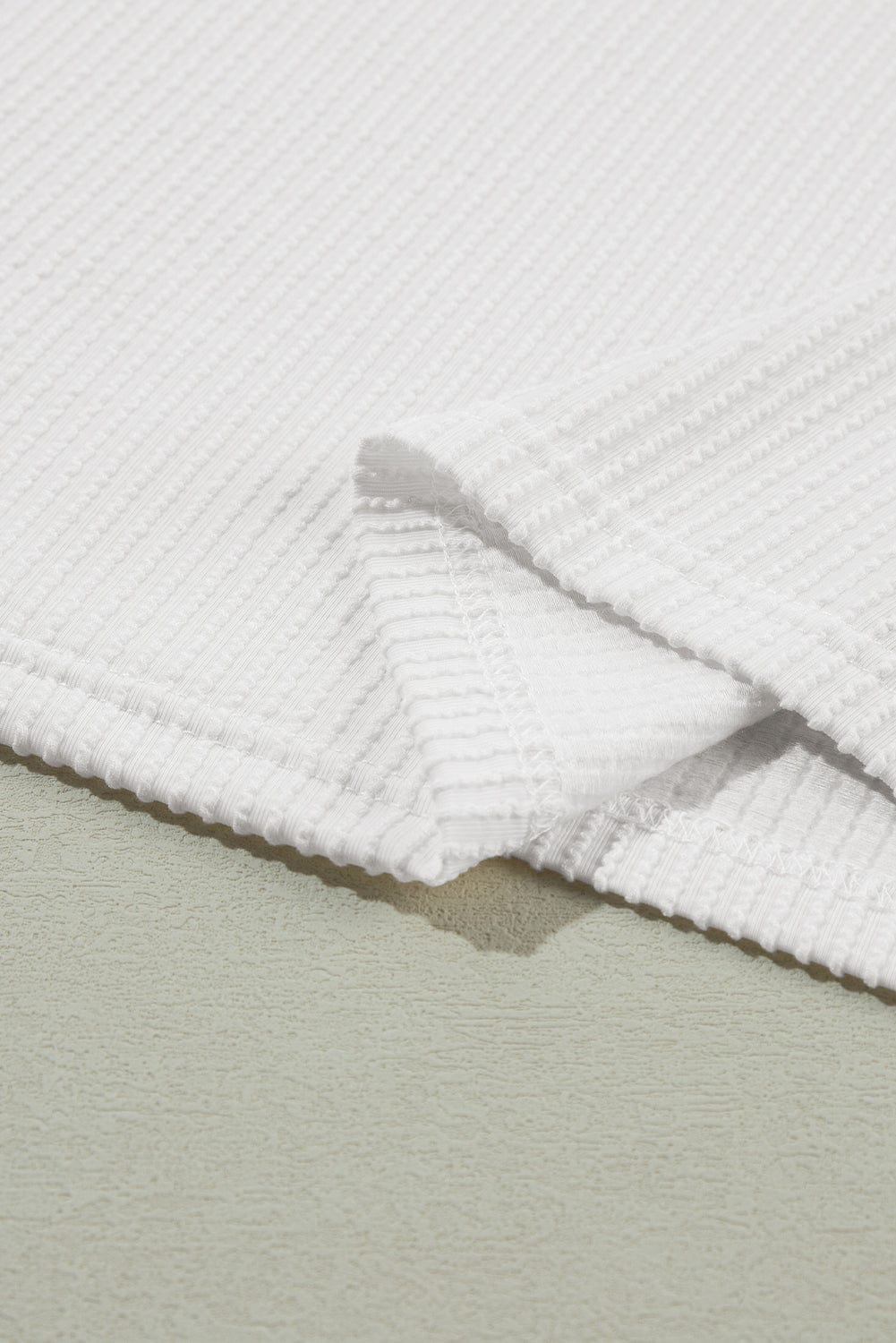 Stylish White Ribbed Knit Top with Quarter Sleeves