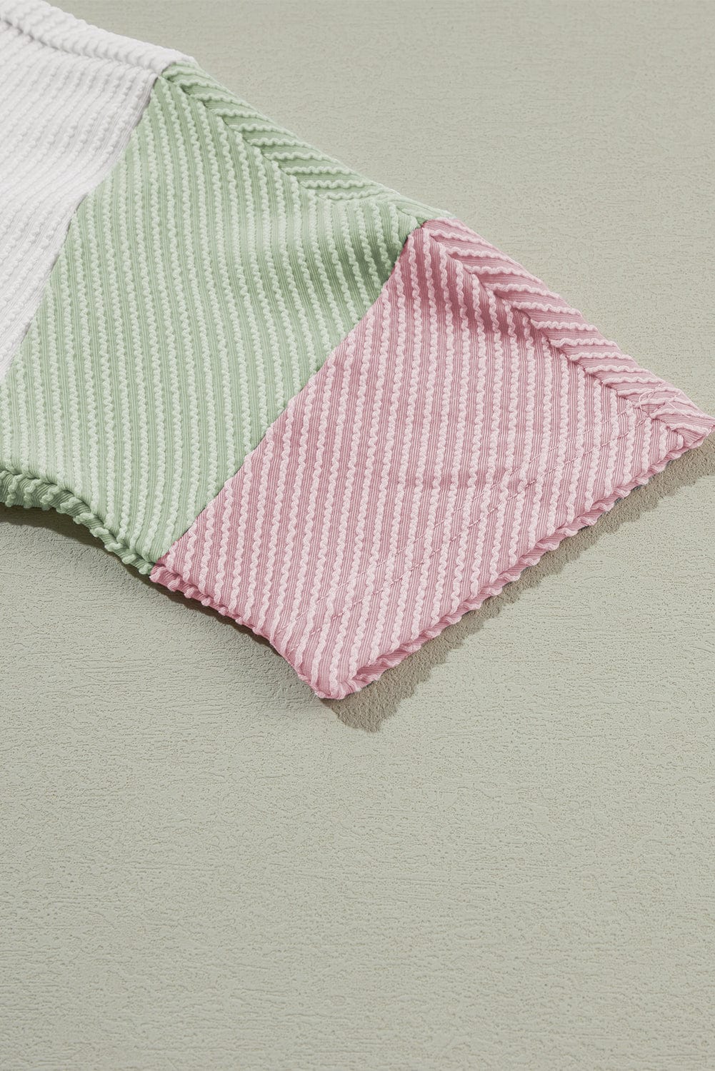 Stylish White Ribbed Knit Top with Quarter Sleeves